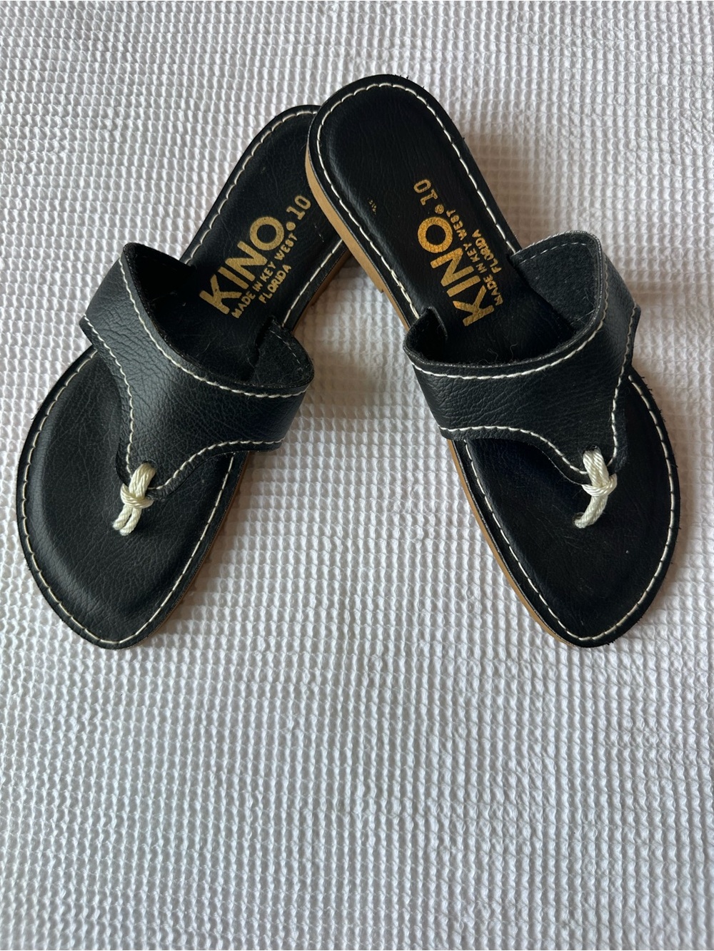 KINO Black Women's 10 Slip-On Thong Sandals with Contrast Stitching